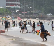 ‘찜통 더위’에 전국 해수욕장, 실내시설 피서객으로 북적