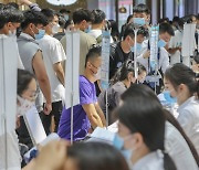 中 고학력자, 말단 행정직 취업에도 전전긍긍…“취업난 실감”