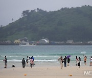 '제주 해수욕장 1일 개장' 장마 소강상태…"높은 파도 유의해야"