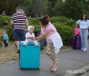 몰도바 공항서 총격, 대피한 아이