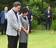 선친 묘소 찾은 이낙연 전 대표 내외