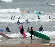 '서핑 명소' 제주 중문색달해수욕장 개장…"파도 항상 조심해야"