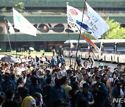 행진하는 퀴어문화축제 참가자들