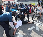 퀴어문화축제 행진 막아서는 시민