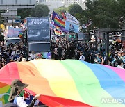 광장 아닌 도로 위 퀴어축제…폭염 속 '무지개 물결'(종합)