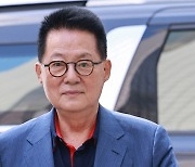 '채용비리 의혹' 박지원 전 국정원장 경찰 출석