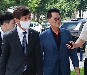 '채용비리 의혹' 박지원 전 국정원장 경찰 출석