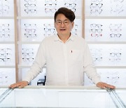 "당신한테 안경 안 팔아"... 18년차 기부왕이 버럭한 이유