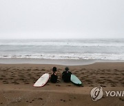 제주 해수욕장 개장했지만