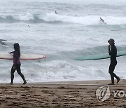 궂은 날씨에도 서핑 삼매경