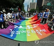 폭염 속 서울 을지로 일대서 퀴어축제…美英獨대사관도 참가