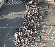 서울퀴어문화축제 행진 행렬