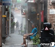 쿨링포그 아래 더위 식히는 주민들