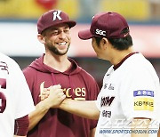 'KBO 온 걸 환영해' 첫 승 달성한 맥키니, 동료들의 시원한 물세레 축하 세리머니[고척현장]