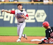 [포토] 신민재 '김도영을 병살 처리'