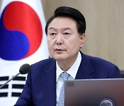 尹, 차관 내정된 비서관들에 "헌법정신에 충성하라"