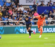 [포토] '양보없어' 경합하는 김민석과 윤석영