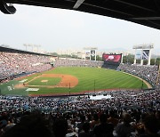 시즌 절반 치른 프로야구, 관중 400만명 돌파