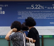 가계대출 7명 중 1명은 빚 갚는 데 ‘소득 70%’ 쓴다