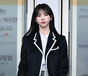 에스파 카리나, 코트 속 ‘반반 미니스커트’ [포토엔HD]