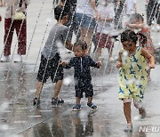 물놀이로 무더위 이겨내는 아이들