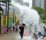 폭염주의보에 물놀이장 찾은 어린이들