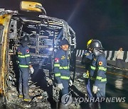 인도 고속도로 버스 사고 현장 살펴보는 구조대원