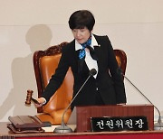 `日 골프여행 문자` 김영주…"명백한 잘못, 송구"