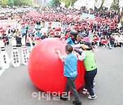 [포토]퍼포먼스 선보이는 특수고용노동자들