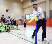 '늘봄학교' 참관한 尹 "아이들 다양한 분야 배울 기회 만들어져 다행"