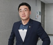 국회로 출근하는 김남국 의원