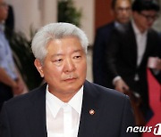 국무회의 참석하는 김홍일 위원장