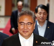 국무회의 참석하는 박진 장관