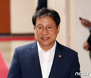 국무회의 참석하는 이성희 고용노동부 차관