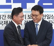 손 잡은 박광온·배진교 원내대표