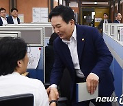 출입기자단과 인사 나누는 원희룡 국토부장관