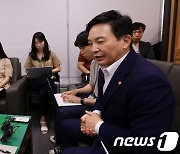 출입기자단과 이야기 나누는 원희룡 국토부장관