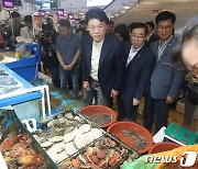 노량진 수산시장 찾은 국민의힘 과방위 의원들