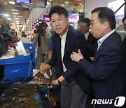 활어 든 장제원 위원장