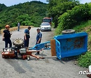 농로 오르막길서 경운기 '전복'…2명 사망·2명 부상(종합)