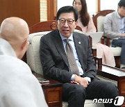 진우스님과 대화하는 박형준 부산시장