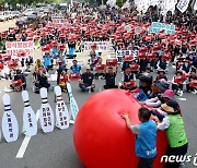 총파업대회 퍼포먼스 펼치는 민주노총 특수고용노동자