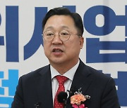 질문에 답하는 이장우 대전시장