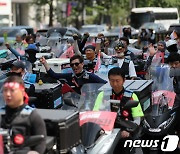 구호 외치는 배달플랫폼 노동자들