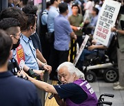 퇴근길 선전전 진행하는 박경석 전장연 대표