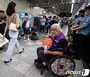 퇴근길 지하철 선전전 필요성 밝히는 박경석 전장연 대표