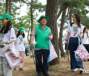 경포해수욕장 환경 정화 활동 나선 김건희 여사