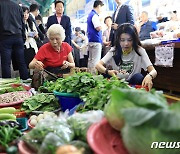 김건희 여사 '강릉 중앙·성남시장 상인과 대화'