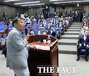 국민의힘 의원총회서 강연하는 민경우 공동대표 [TF사진관]