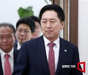 [포토] 최고위원회의 참석하는 김기현 대표